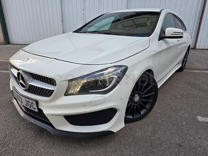 Usado Mercedes CLA220 Shooting Brake AMG line 177 CV (130 kW) 2015 Blanco Familiar
