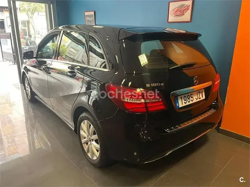Usado Mercedes B180 109 CV (80 kW) 2017 Negro Utilitario
