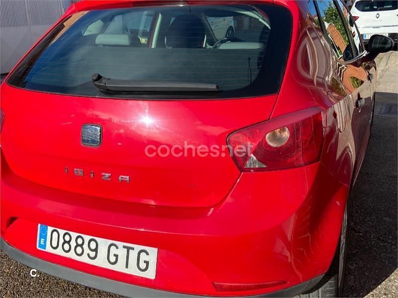 Usado Seat Ibiza Reference 85 CV (62 kW) 2010 Rojo Berlina
