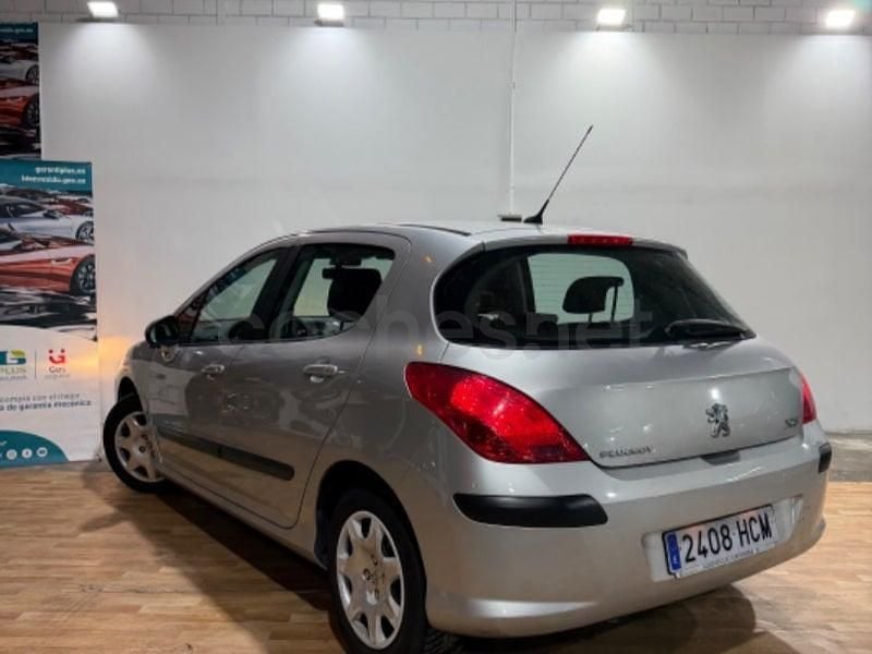 Usado Peugeot 308 Active 92 CV (67 kW) 2011 Gris / plata Berlina