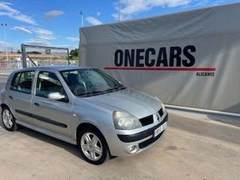 Usado Renault Clio II Extreme 75 CV (55 kW) 2005 Gris / plata Berlina