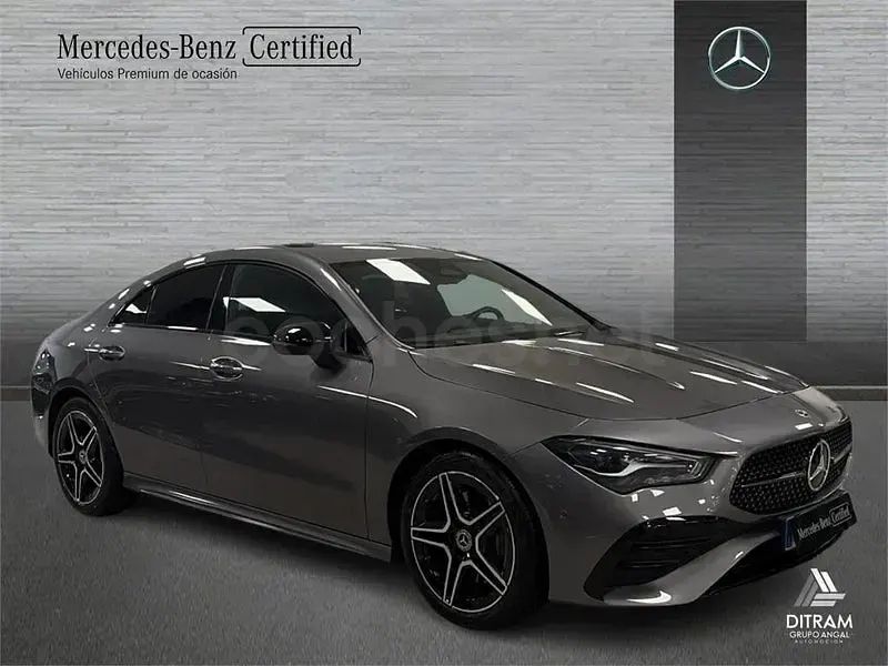 Usado Mercedes CLA200 163 CV (119 kW) 2025 Gris / plata Berlina