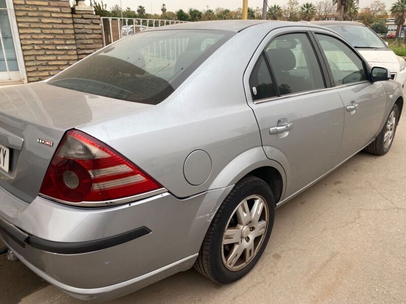 Usado Ford Mondeo Ghia 130 CV (95 kW) 2006 Gris Berlina