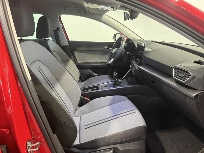 Usado Seat Leon Style 110 CV (80 kW) 2022 Rojo