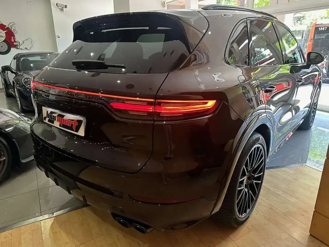 Usado Porsche Cayenne E-Hybrid Platinum Edition 462 CV (339 kW) 2022 Marrón SUV