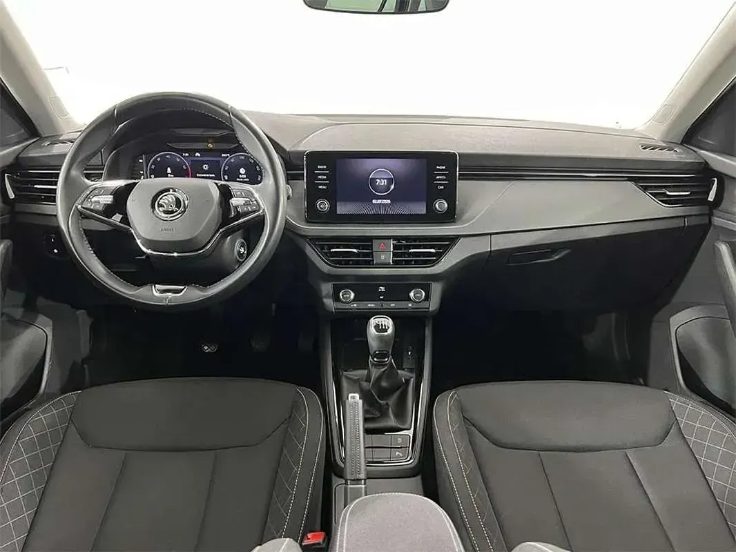 Usado Skoda Scala 110 CV (80 kW) 2022 Azul Utilitario