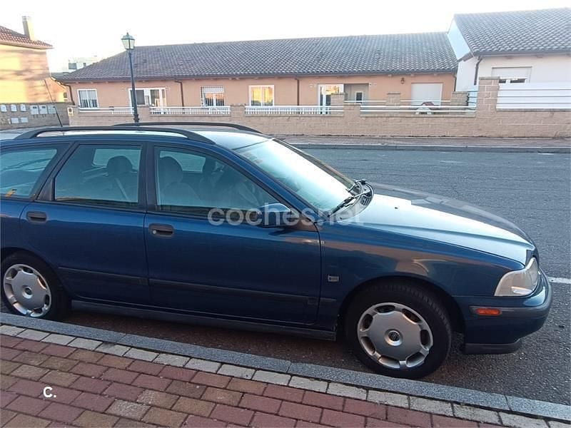 Usado Volvo V40 115 CV (84 kW) 1999 Azul Familiar