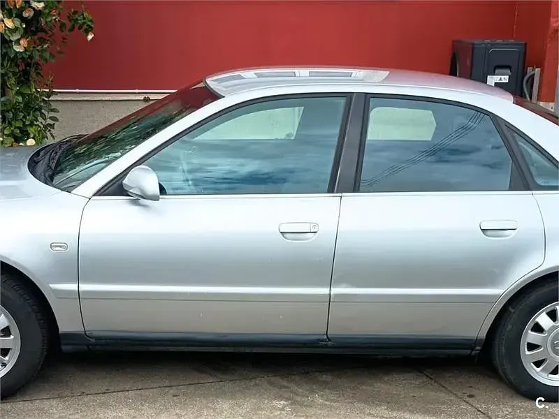Usado Audi A4 110 CV (80 kW) 1999 Gris / plata Berlina