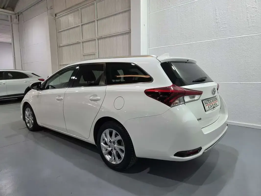 Usado Toyota Auris Touring Sports Business Edition 90 CV (66 kW) 2016 Blanco Familiar
