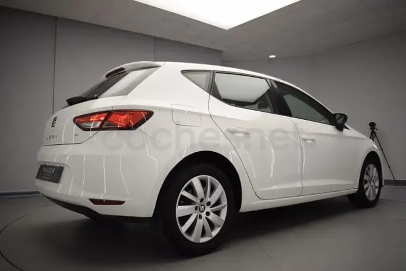 Usado Seat Leon Reference 105 CV (77 kW) 2014 Blanco Berlina