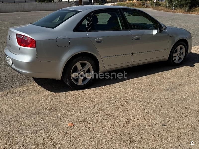 Usado Seat Exeo Reference 120 CV (88 kW) 2012 Gris / plata Berlina
