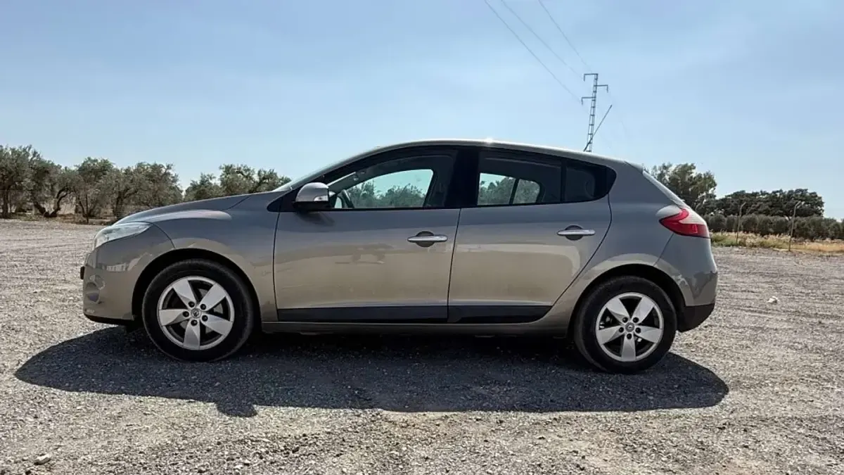 Usado Renault Mégane III Dynamique 111 CV (81 kW) 2010 Gris Utilitario