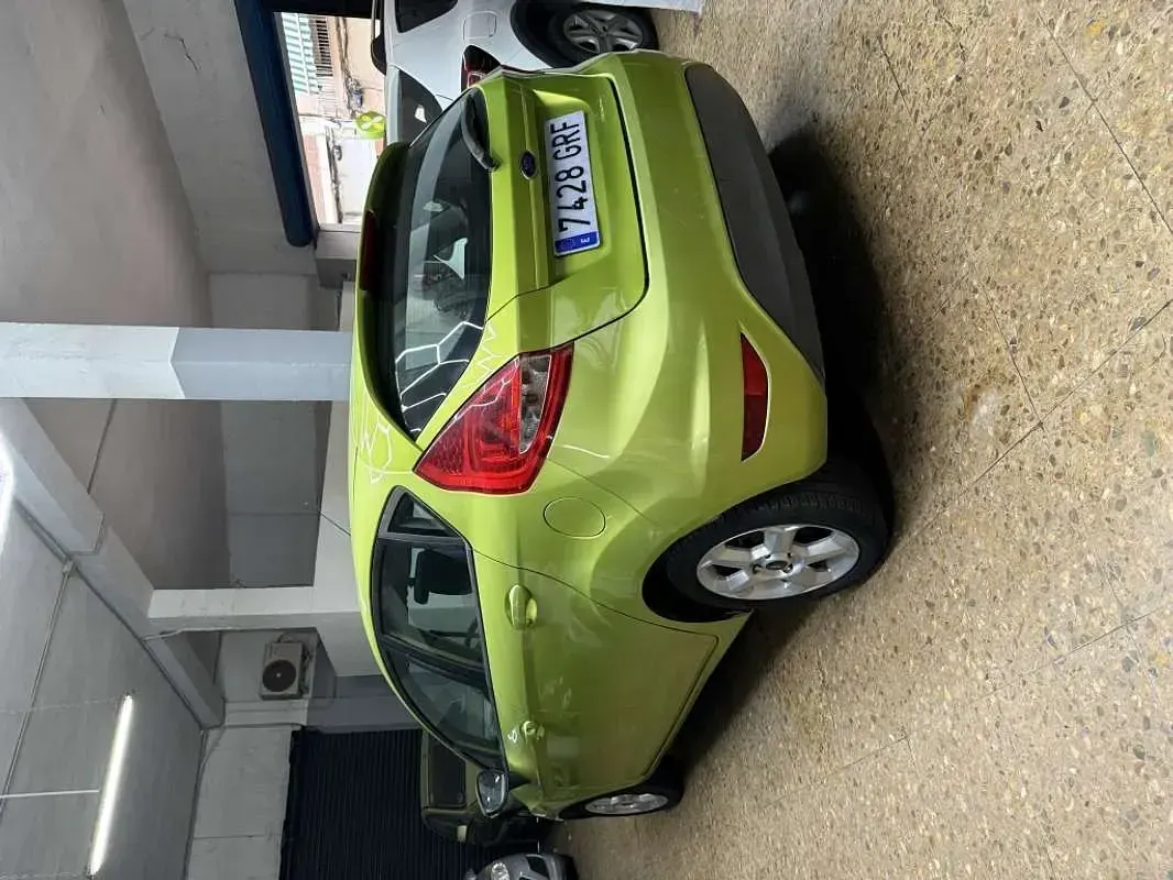 Usado Ford Fiesta Ambiente 68 CV (50 kW) 2008 Verde Utilitario