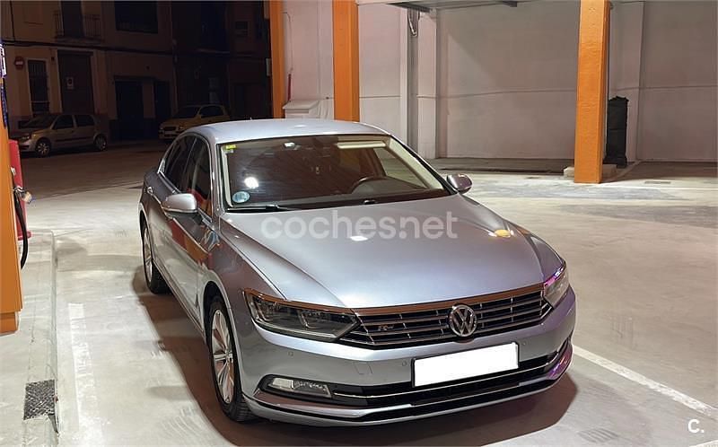 Gris / plata Usado 2019 VW Passat Sportline Berlina | 13.990 € (Buen precio) - Imagen 1/4