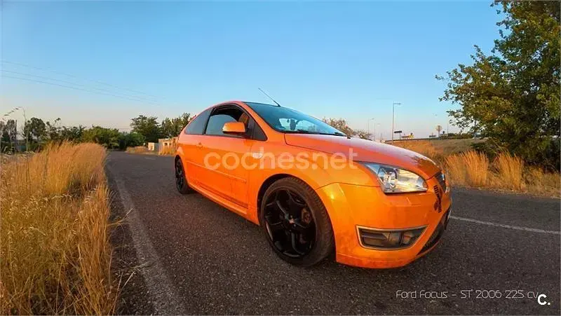 Usado Ford Focus ST 225 CV (165 kW) 2006 Naranja Berlina