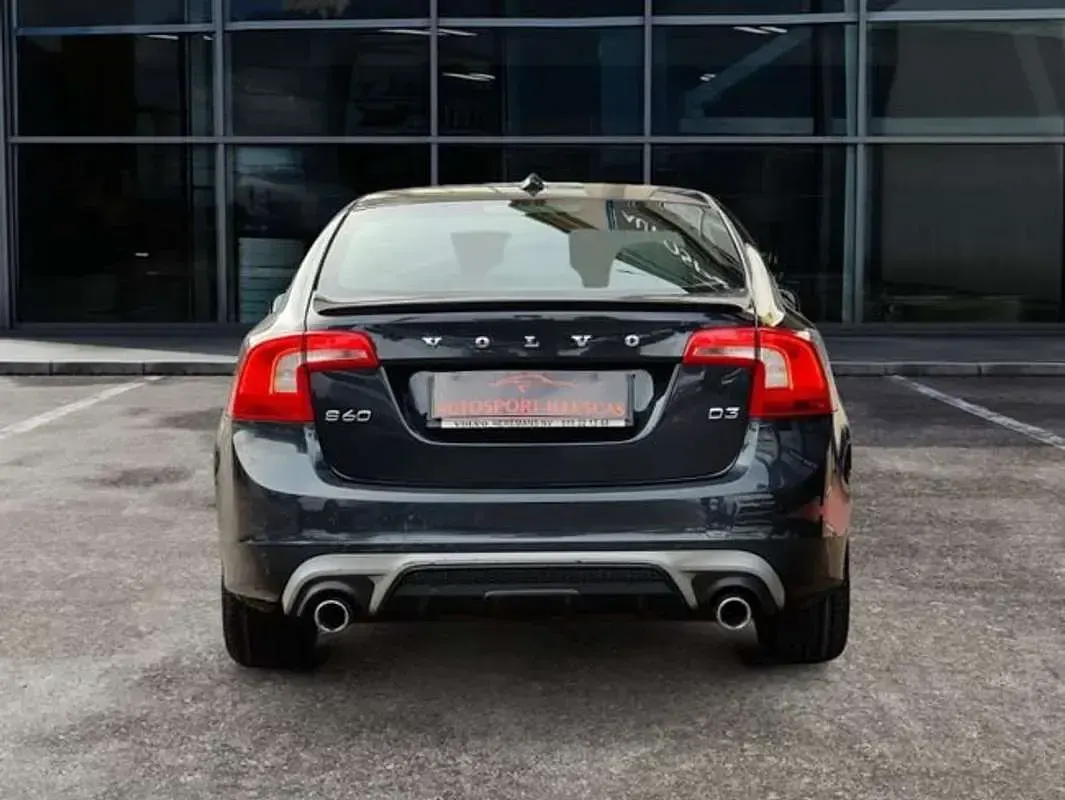 Usado Volvo S60 R-Design 136 CV (100 kW) 2013 Gris Berlina
