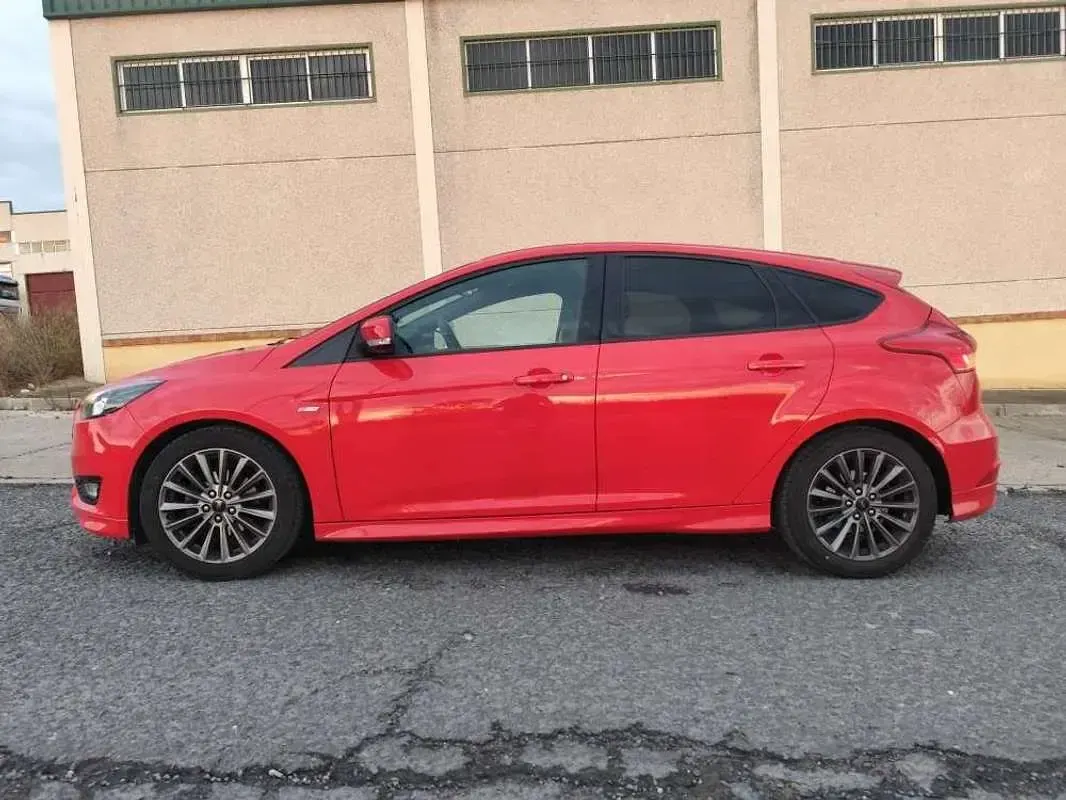 Usado Ford Focus ST-Line 125 CV (91 kW) 2018 Rojo Utilitario