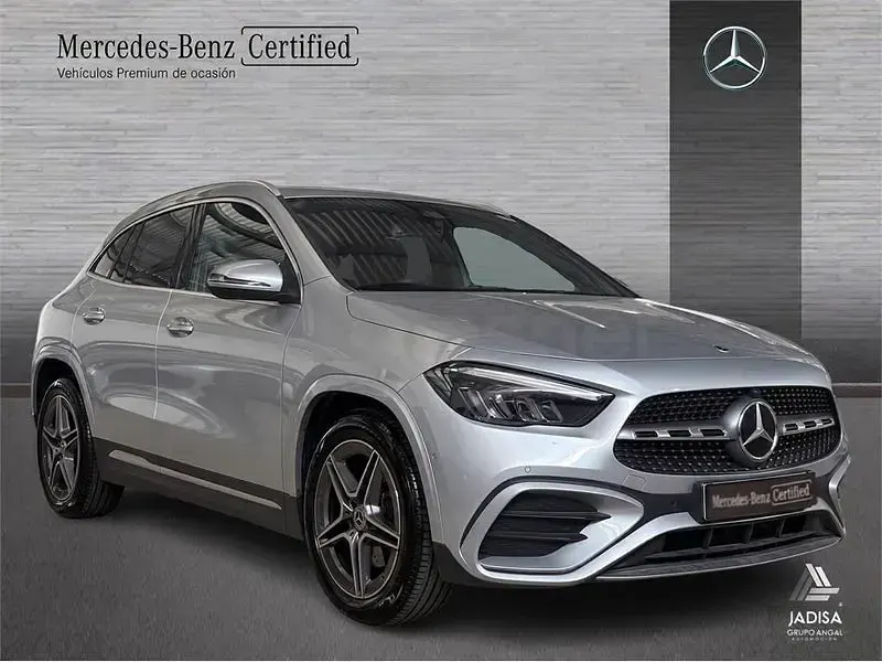 Usado Mercedes GLA200 163 CV (119 kW) 2025 Gris / plata SUV
