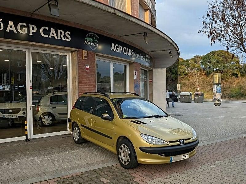 Usado Peugeot 206 75 CV (55 kW) 2005 Amarillo Familiar