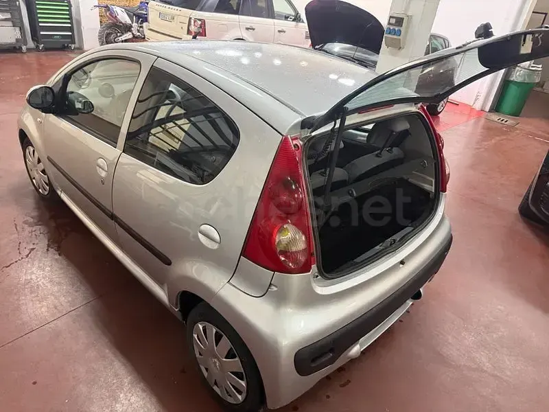 Usado Peugeot 107 54 CV (39 kW) 2006 Gris / plata Utilitario