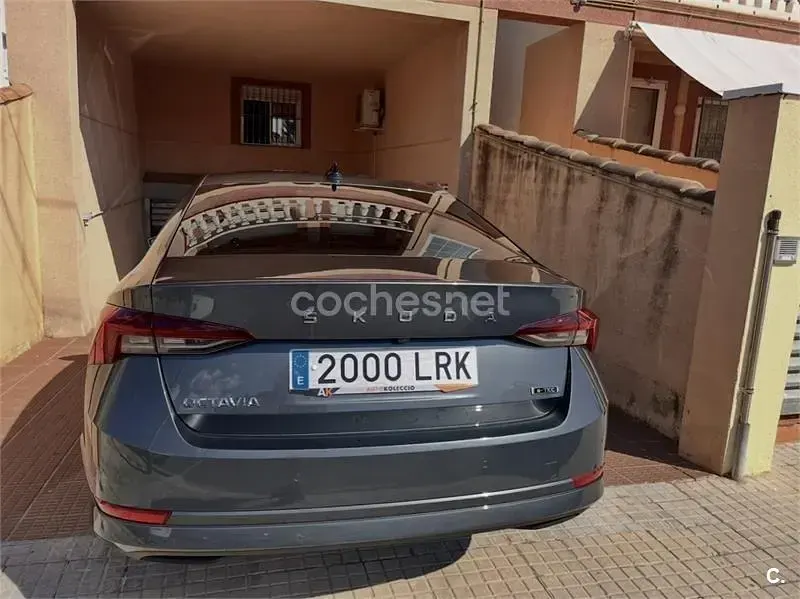 Usado Skoda Octavia Ambition 150 CV (110 kW) 2021 Gris / plata Berlina