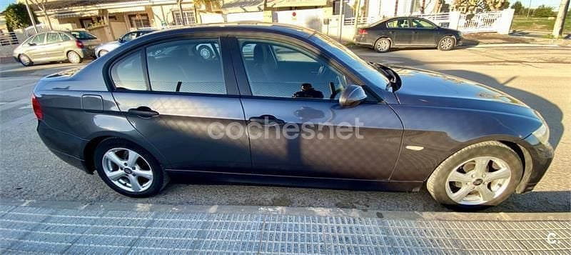 Usado BMW 318 143 CV (105 kW) 2006 Gris / plata Familiar