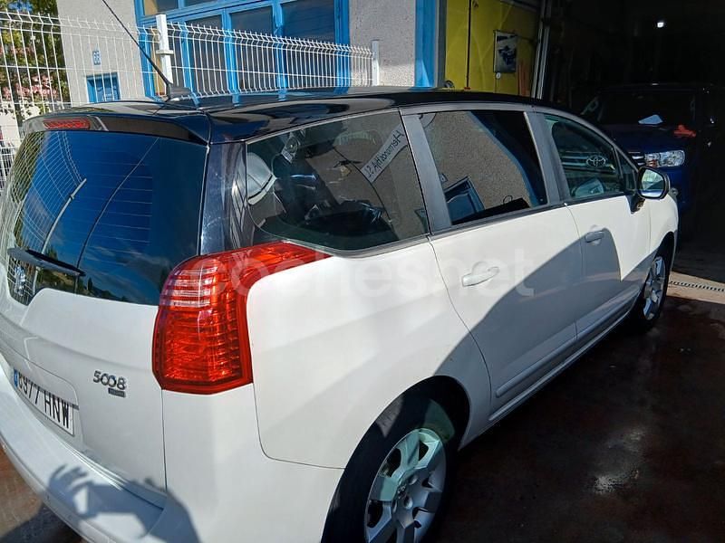 Usado Peugeot 5008 Access 120 CV (88 kW) 2014 Blanco Monovolumen