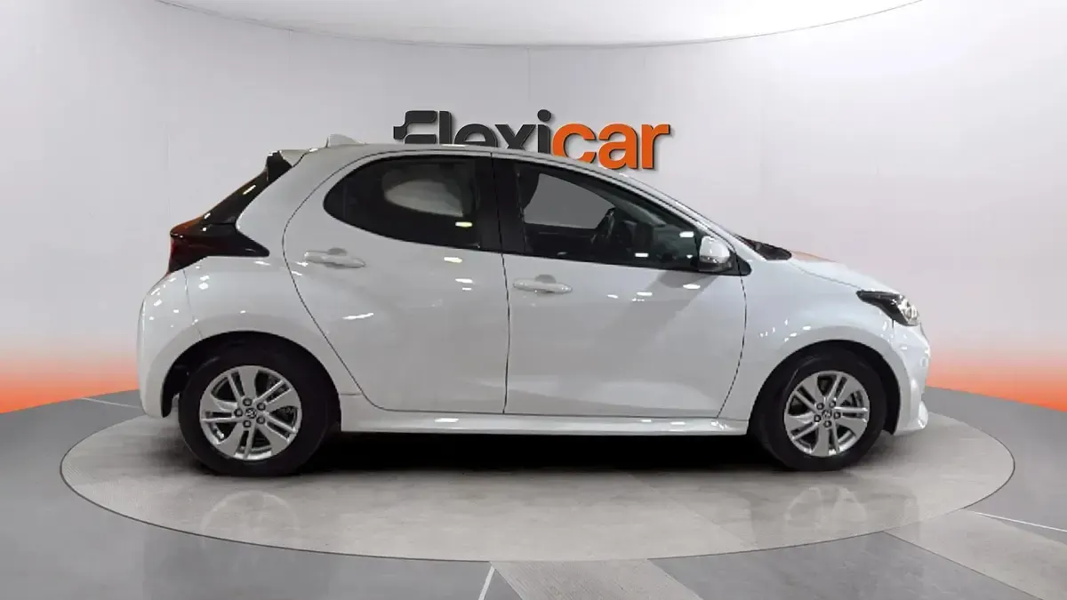 Usado Toyota Yaris Hybrid Active 116 CV (85 kW) 2022 Blanco Berlina