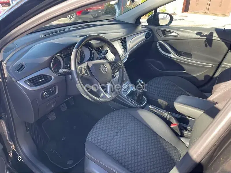 Usado Opel Astra Selective 125 CV (91 kW) 2017 Negro Berlina
