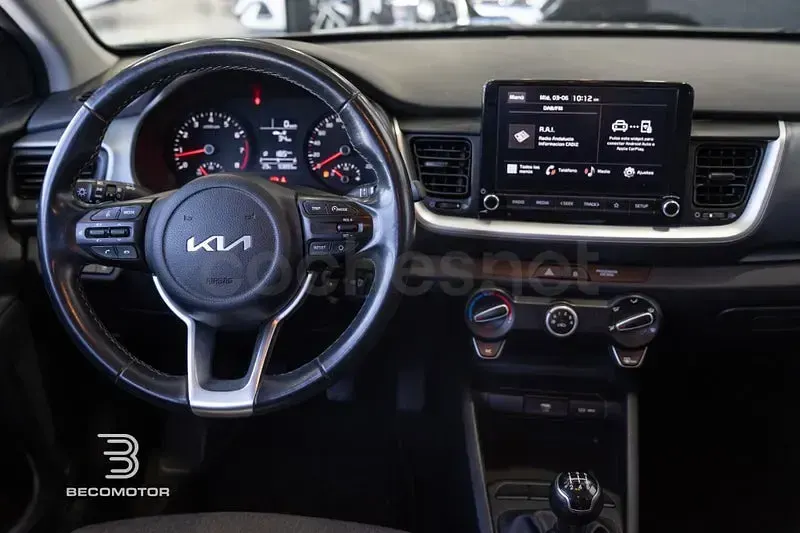Usado Kia Stonic 84 CV (61 kW) 2023 Gris / plata SUV