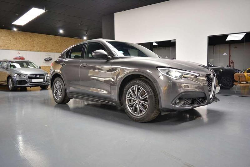 Usado Alfa Romeo Stelvio Super 160 CV (117 kW) 2022 Gris / plata SUV