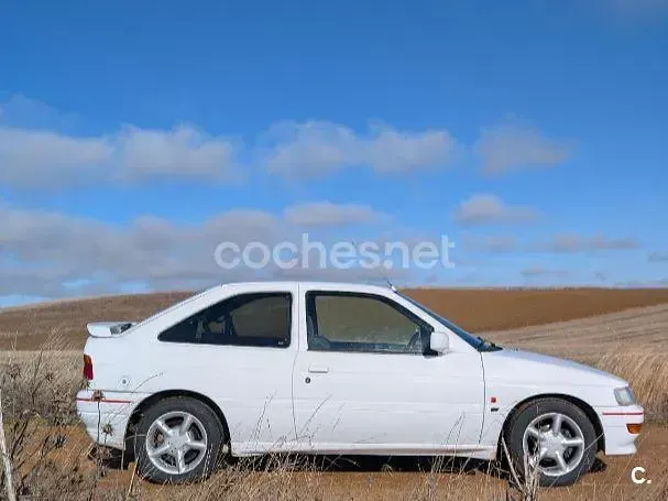 Usado Ford Escort 105 CV (77 kW) 1992 Blanco Berlina
