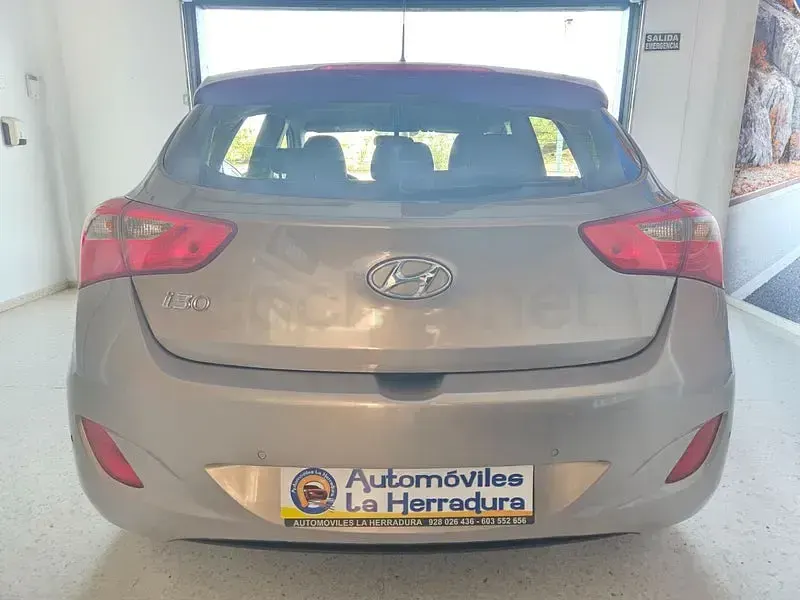 Usado Hyundai i30 100 CV (73 kW) 2016 Beige Berlina