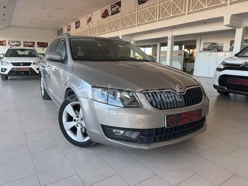 Gris / plata Usado 2014 Skoda Octavia Ambition Familiar | 11.500 € (Precio justo) - Imagen 1/4