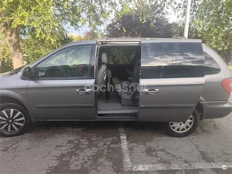 Usado Chrysler Grand Voyager 150 CV (110 kW) 2005 Gris / plata Monovolumen