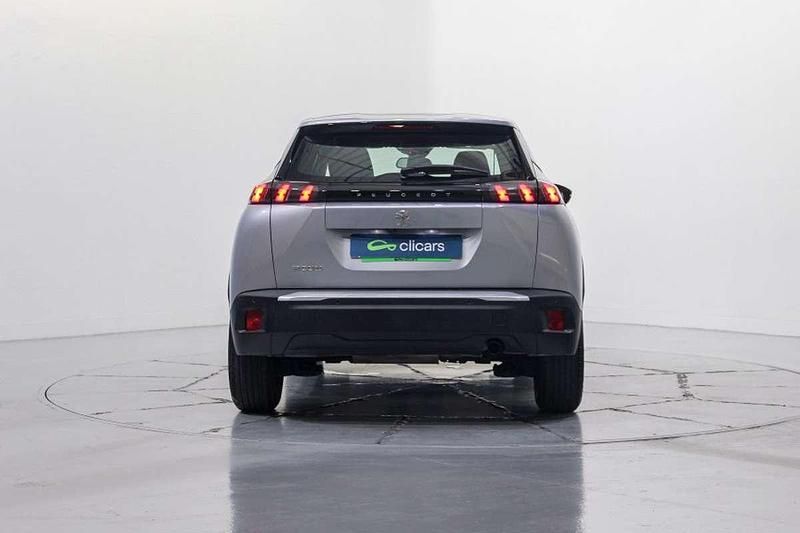 Usado Peugeot 2008 Active 102 CV (75 kW) 2023 Plateado SUV
