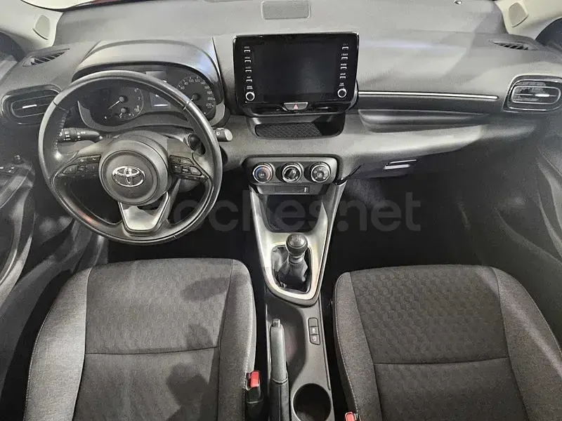 Usado Toyota Yaris 125 CV (91 kW) 2021 Rojo Utilitario