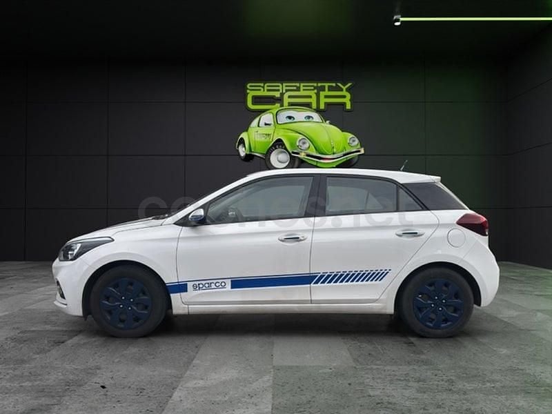Usado Hyundai i20 75 CV (55 kW) 2019 Blanco Berlina