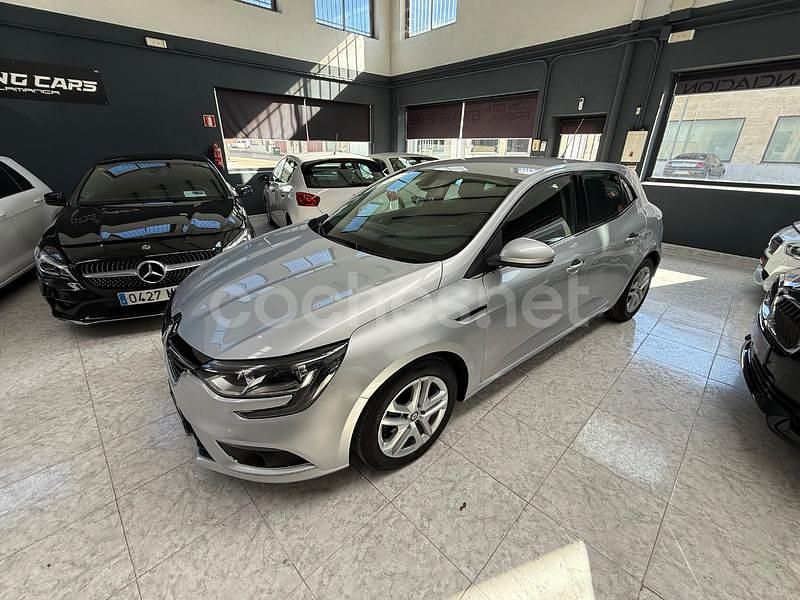Usado Renault Mégane IV Business 95 CV (69 kW) 2020 Gris / plata Berlina