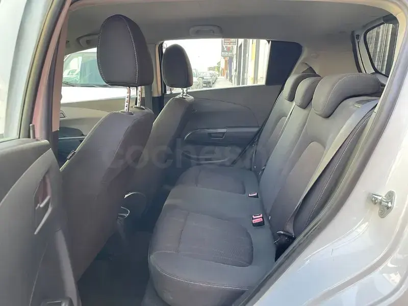 Usado Chevrolet Aveo LS 101 CV (74 kW) 2012 Blanco Berlina