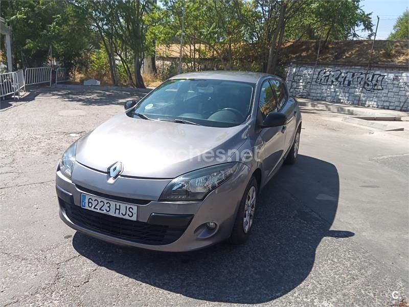 Gris / plata Usado 2012 Renault Mégane III Dynamique Berlina | 5500 € (Buen precio) - Imagen 1/4
