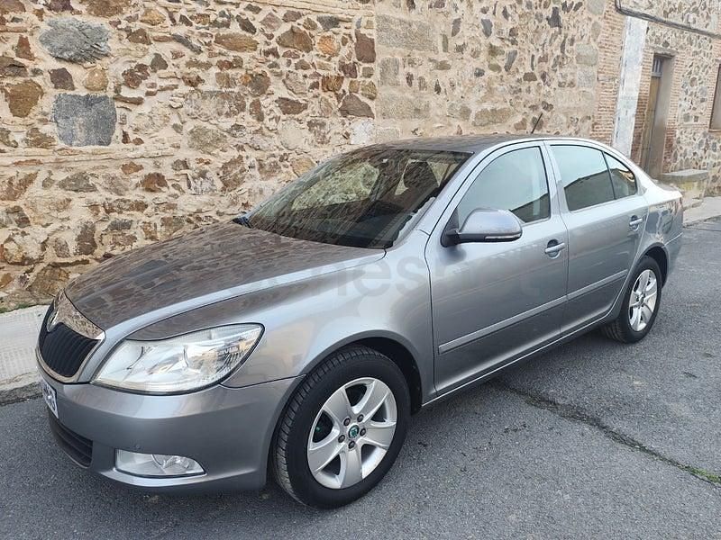 Usado Skoda Octavia Elegance 140 CV (102 kW) 2013 Gris / plata Berlina