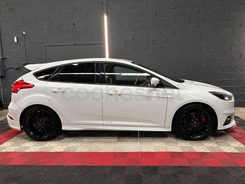 Usado Ford Focus ST 250 CV (183 kW) 2016 Blanco Berlina