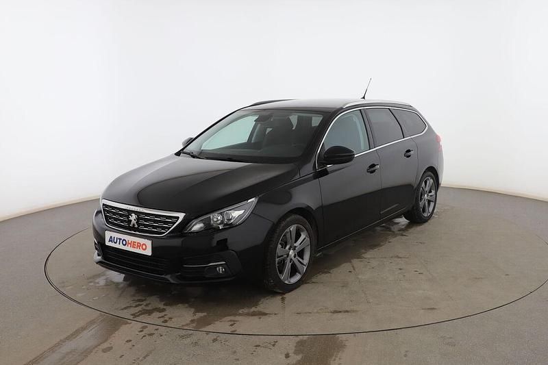Usado Peugeot 308 Allure 130 CV (95 kW) 2018 Negro Familiar