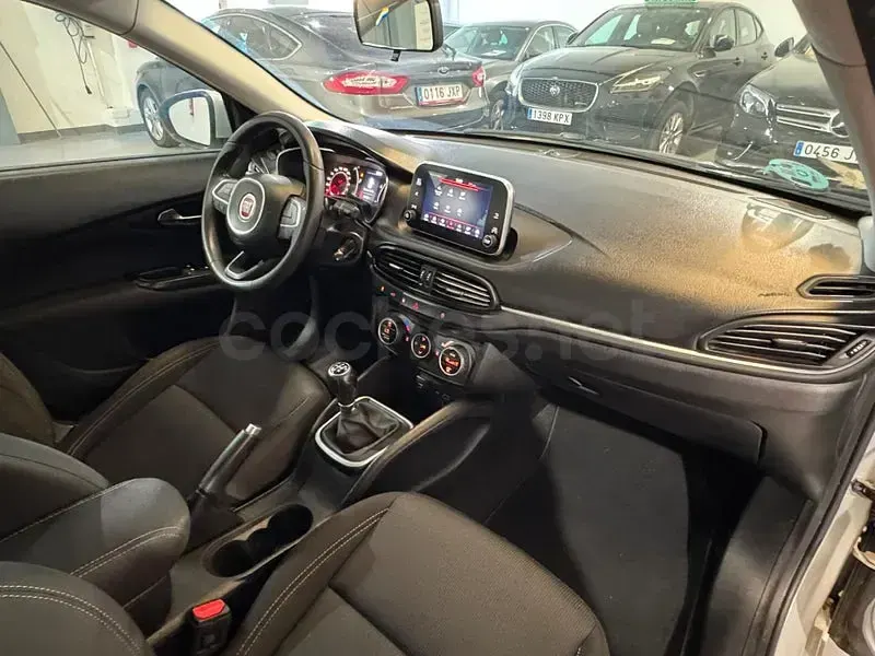 Usado Fiat Tipo Street 95 CV (69 kW) 2019 Gris / plata Berlina
