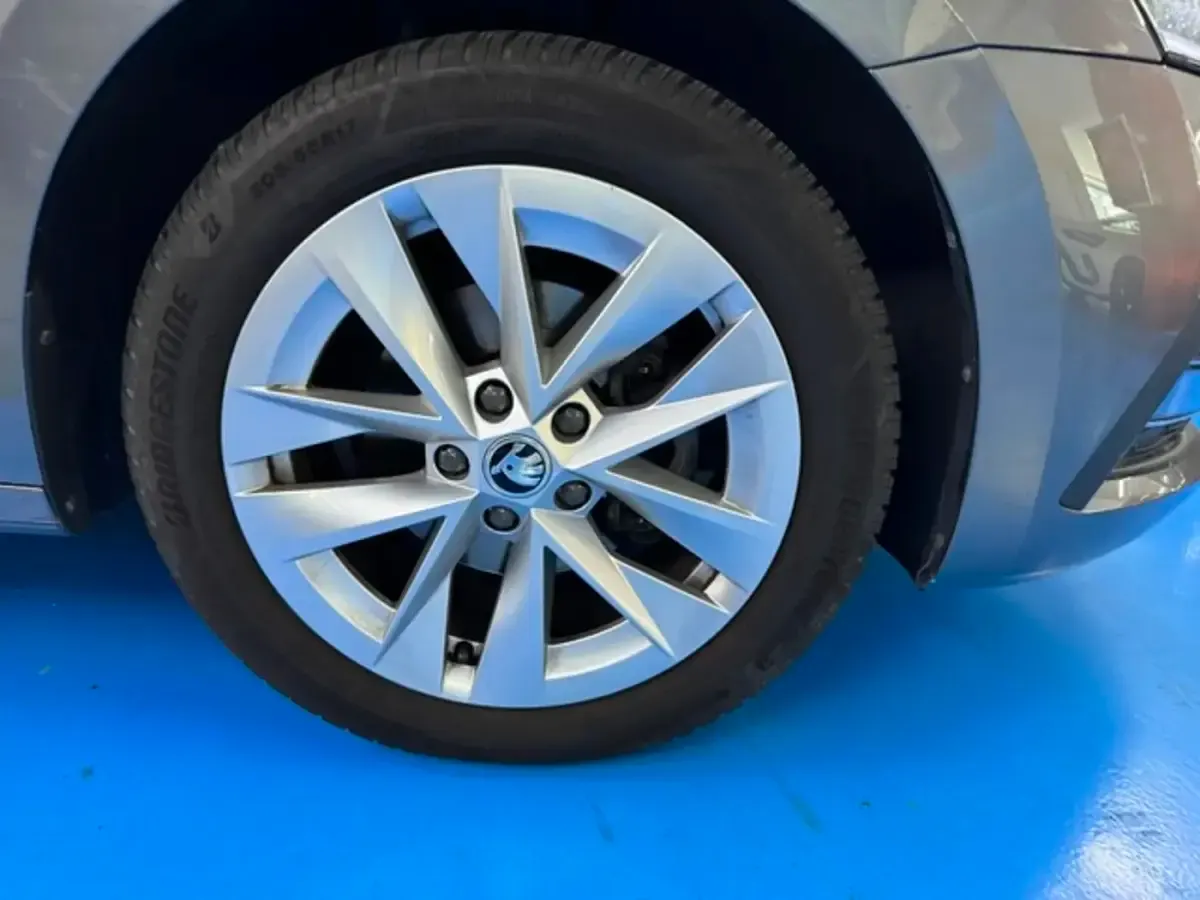 Usado Skoda Octavia Style 150 CV (110 kW) 2023 Gris Familiar