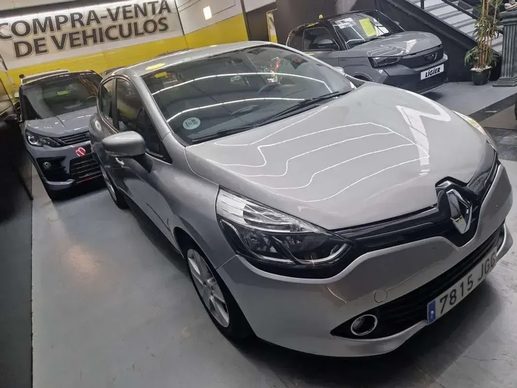 Usado Renault Clio IV 90 CV (66 kW) 2015 Plateado Utilitario
