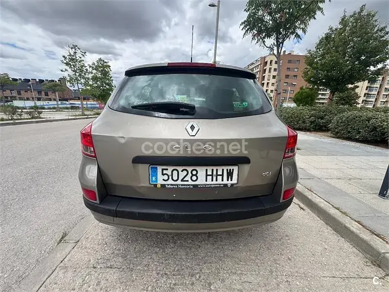Usado Renault Clio Dynamique 90 CV (66 kW) 2012 Beige Familiar