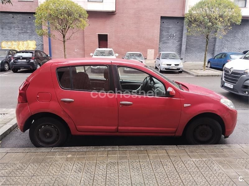 Usado Dacia Sandero Ambiance 75 CV (55 kW) 2009 Rojo Berlina