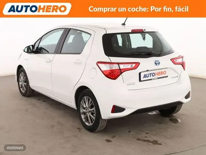 Usado Toyota Yaris Hybrid Active 101 CV (74 kW) 2017 Blanco Berlina
